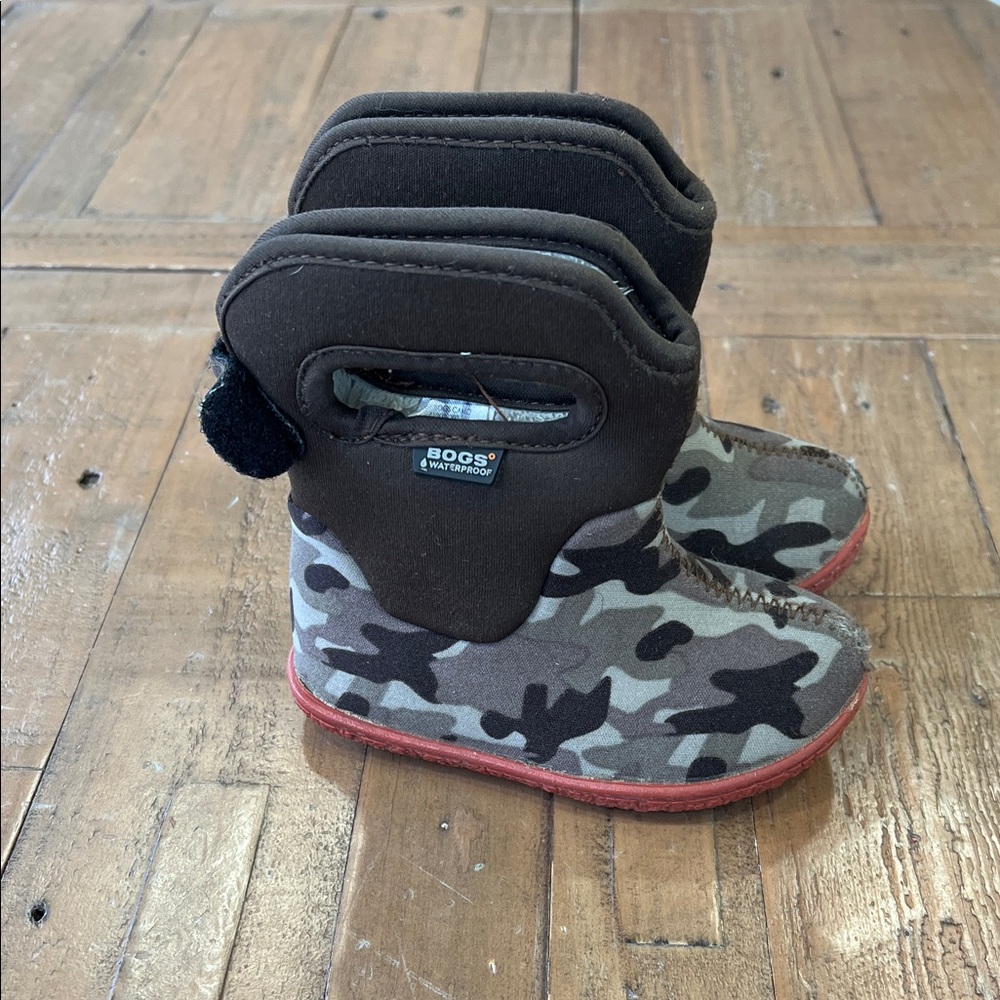 Bogs Kids Camo Rain & Snow Boots in Green, Black & Red